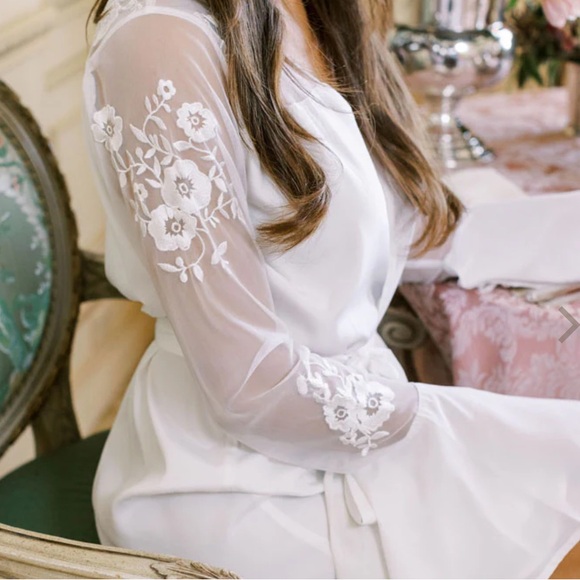 ✨Robed With Love Hildy Robe - White with White Mesh - Picture 3 of 4